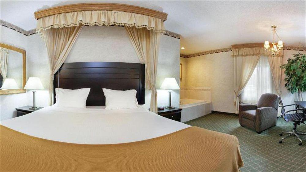 Holiday Inn Express & Suites Chicago-Libertyville By Ihg Buitenkant foto